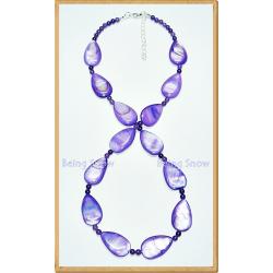 สร้อยคอหินสี - เปลือกหอยทรงหยดน้ำสีม่วงสดเม็ดใหญ่ สลับด้วยลูกปัดอเมทิสต์เม็ดเล็ก