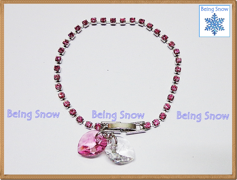 สร้อยข้อมือฝังคริสตัลสีชมพู (Cupchain) ห้อยด้วยคริสตัลรูปหัวใจเล็กสีชมพู + ขาวใส