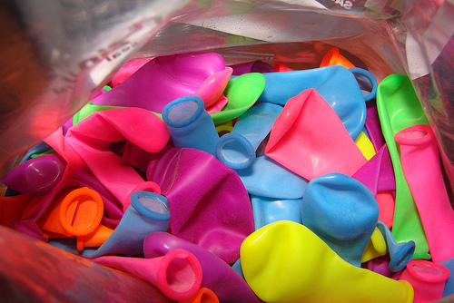ลูกโป่งกลม คละสีนีออน สะท้อนแสง ไซส์ 10 นิ้ว แพ็คละ 10 ใบ (Latex Balloons 10"- Mixed Neon Color )