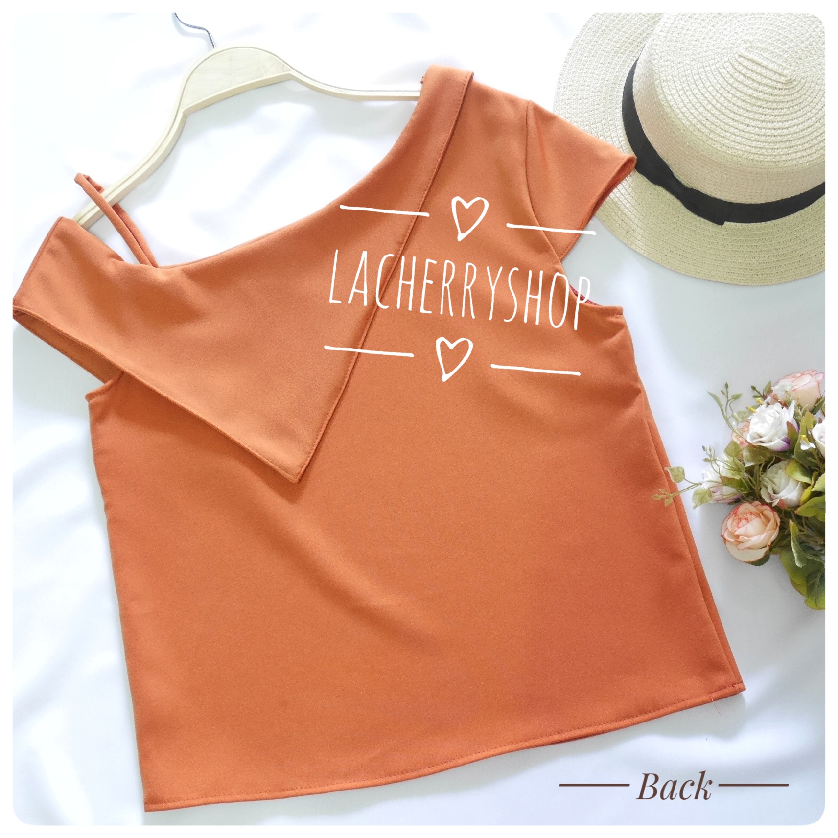 เสื้อแฟชั่นผ้าฮานาโกะ (สีดำ) ปาดไหล่ข้างเดียว ตัดแต่งผ้าช่วงอกเก๋ๆ เพิ่มสายเดี่ยวเพื่อความมั่นใจให้ลุคสวยเปรี้ยว