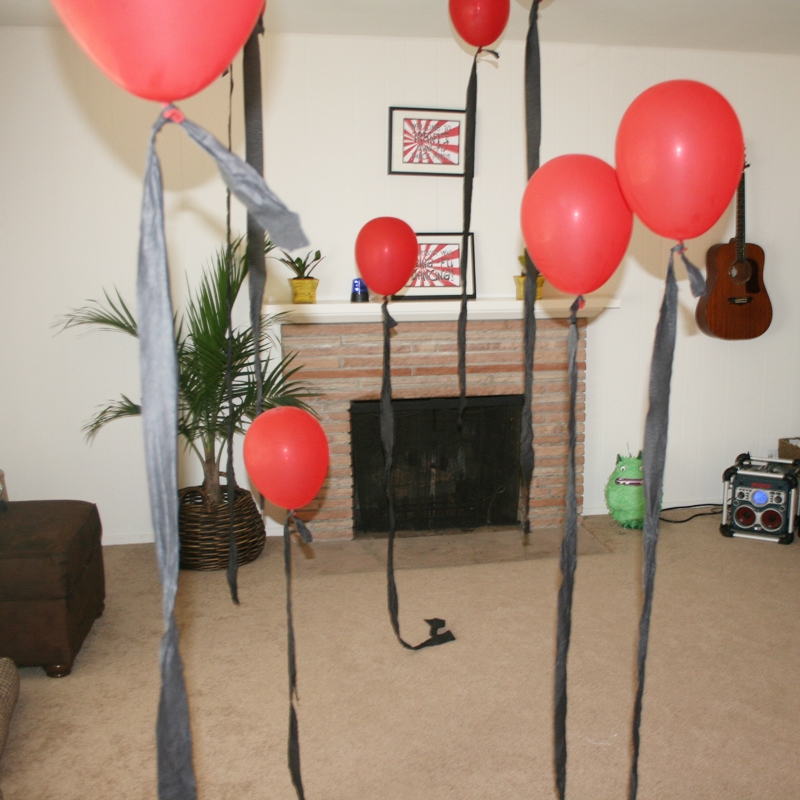 ลูกโป่งกลมเนื้อสแตนดาร์ท สีแดง ไซส์ 10 นิ้ว แพ็คละ 10 ใบ (Round Balloons Size 10" - Standard Red Color)