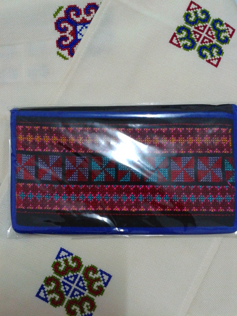 กระเป๋าใส่ธนบัตร สีน้ำเงิน ลายดอกสีแดงเลือดหมู แซมชมพู สดใส