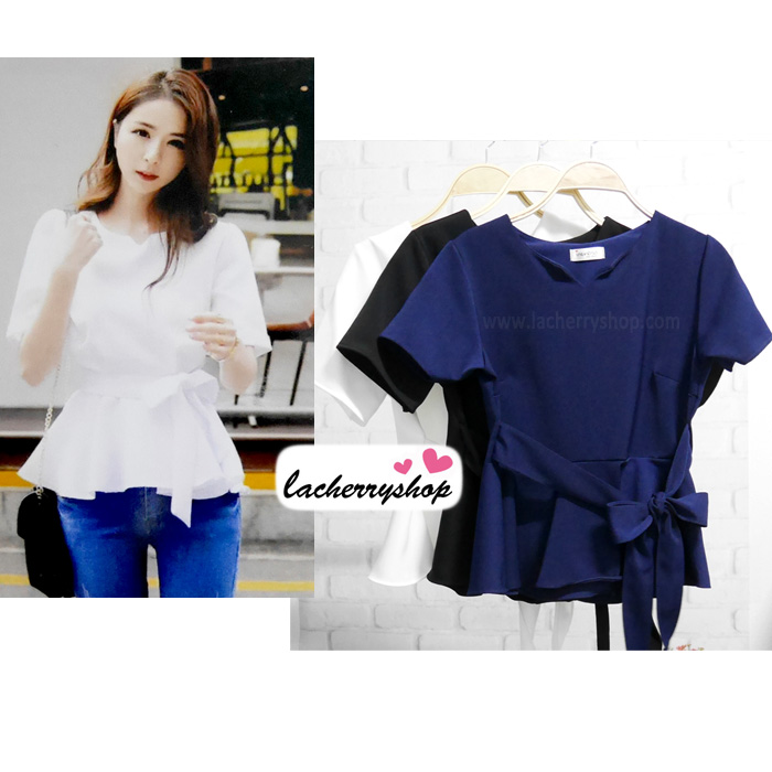 เสื้อผ้าแฟชั่นสวยๆ เสื้อทำงานสีกรมท่า ผ้าฮานาโกะ แต่งระบายเอว มีสายมัดโบว์ สวยหวานสไตล์เกาหลี ใส่ได้หลายสไตล์ เว้าคอ มีซิปหลัง ใส่ได้ทุกโอกาส