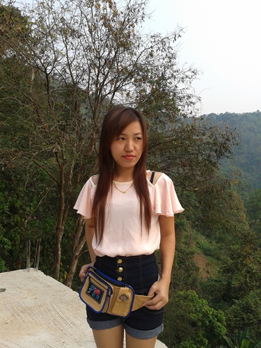 กระเป๋าคาดเอว สีครีม มีซิปสี่ชั้น มีช่องใส่มือถือ