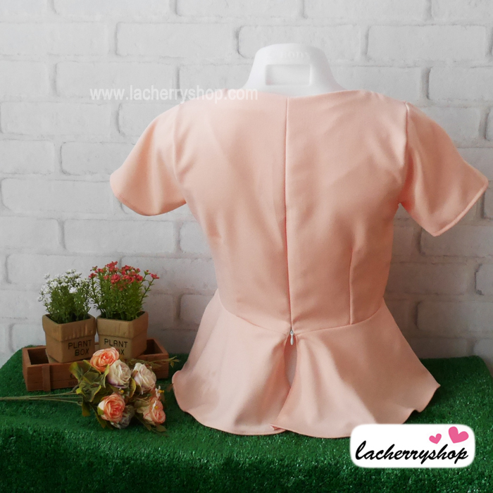 เสื้อผ้าแฟชั่น เสื้อทำงาน ผ้าฮานาโกะ สีโอรส เอวระบาย แต่งสายไขว้ที่คอเก๋ๆ แบบสวยหรูมากค่ะ ใส่ได้ทุกโอกาส