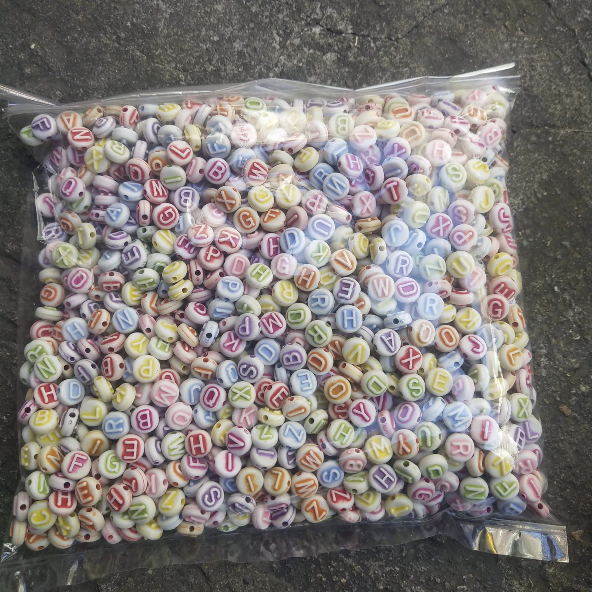 ลูกปัดแฟนซี กลมสีขาว ลายตัวอักษร คละสี 1 กิโล 200 บาท