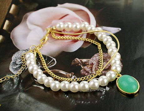 สร้อยข้อมือเกาหลี มุกสีขาวร้อยสายโซ่สีทองประดับด้วยจี้มรกต ใส่แล้วขับผิวมากค่ะ