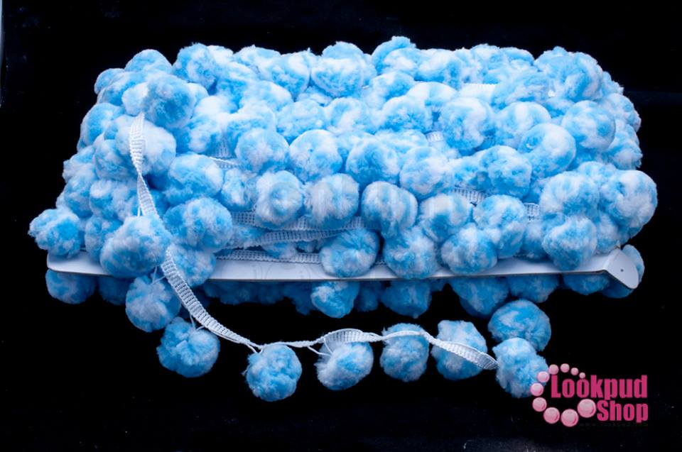 ปอมเส้นยาว (ใหญ่) สีฟ้า-ขาว กว้าง 5.5ซม (1พับ/18หลา)