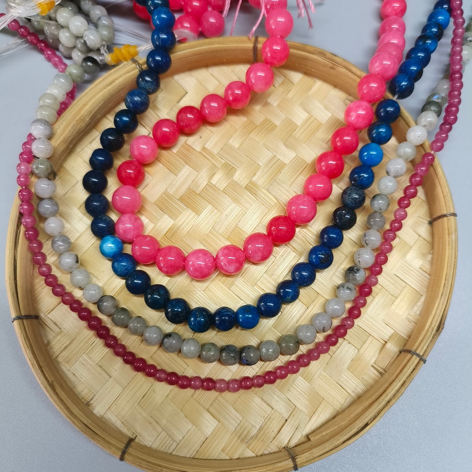 หินทับทิม : หินราชินี มีกินมีใช้ดั่งราชินี 4 มิล (98เม็ด/เส้น) 150฿