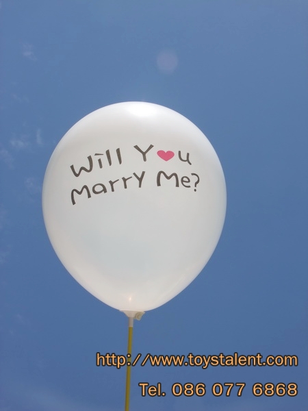 ลูกโป่งกลมพิมพ์ลาย Will You Marry Me? สีขาว ไซส์ 12 นิ้ว แพ็คละ 10 ใบ (RฺB12" - Will You Marry Me? Printing White latex balloons)