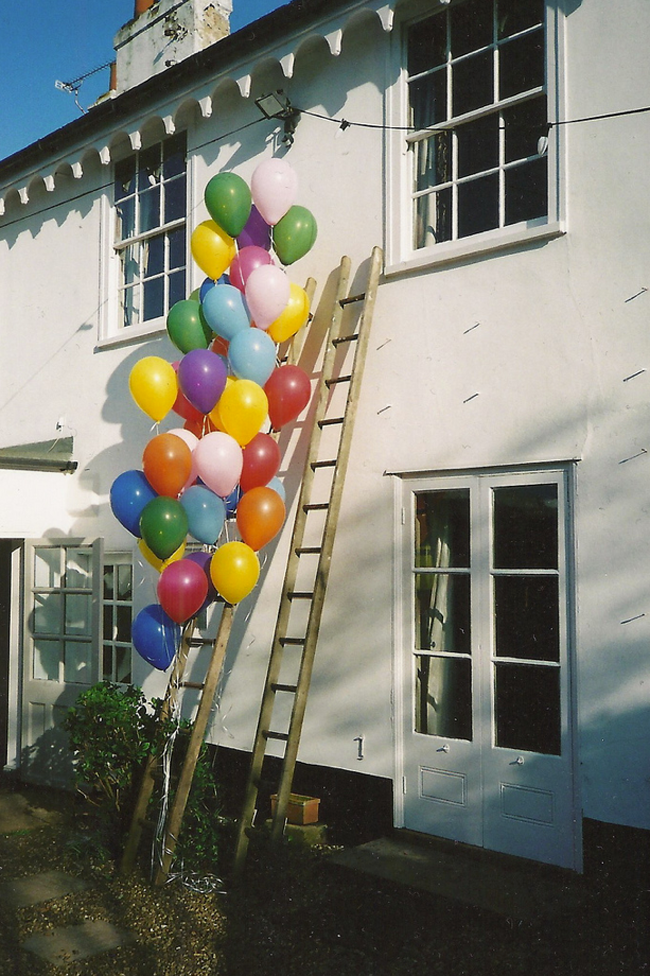 ลูกโป่งกลม สีมาตรฐาน คละสี ไซส์ 9 นิ้ว แพ็คละ 10 ใบ (Mixed Standard Balloons 9")