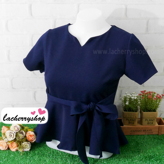 เสื้อผ้าแฟชั่นสวยๆ เสื้อทำงานสีดำผ้าฮานาโกะ แต่งระบายเอว มีสายมัดโบว์ สวยหวานสไตล์เกาหลี ใส่ได้หลายสไตล์ เว้าคอ มีซิปหลัง ใส่ได้ทุกโอกาส สำเนา