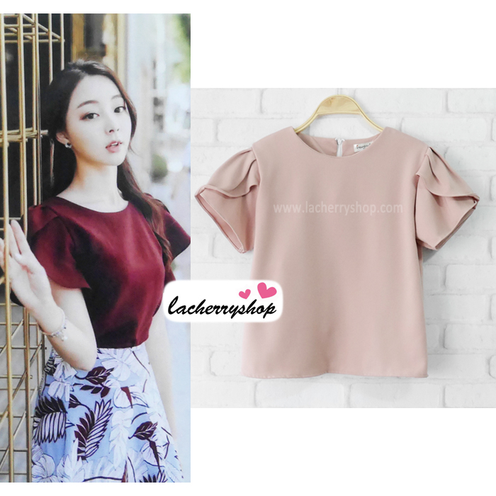 เสื้อผ้าแฟชั่นสวยๆ เสื้อทำงาน ทรงแขนกลีบบัว สีนู้ด ผ้าฮานาโกะ แบบสวยหวานๆสไตล์เกาหลี