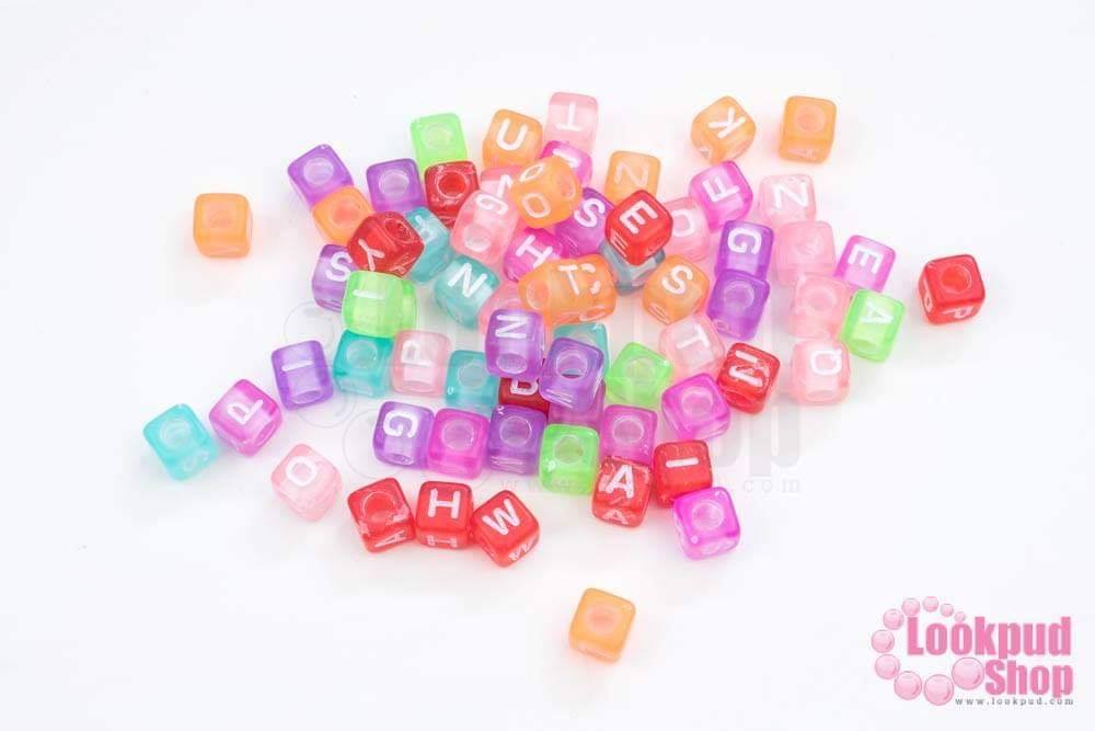 ลูกปัดพลาสติก ลูกเต๋า คละสี ตัวอักษร 6มิล (1ถุง/500กรัม)