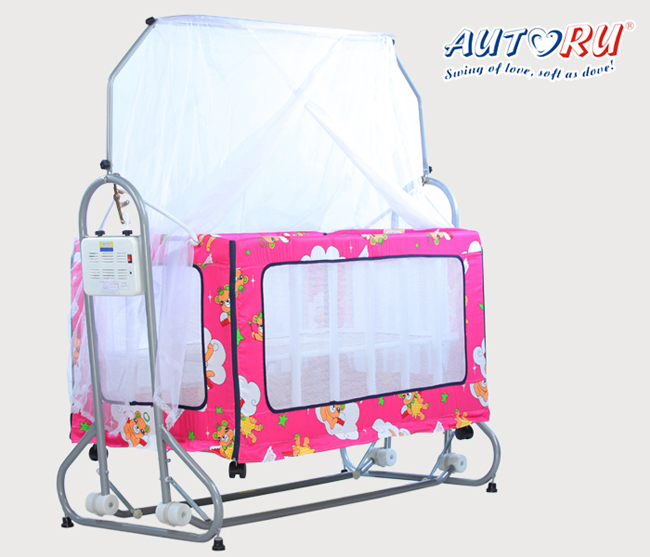 เปลไกวไฟฟ้าอัตโนมัติ Autoru รุ่น Gold 2 in 1 สีชมพู เพราะ เปลไกวไฟฟ้าอัตโนมัติ Autoru เข้าใจเป็นอย่างดีว่าเด็กๆ มีการเจริญเติบโตทางด้านร่างกายอย่างรวดเร็ว เปลไกวไฟฟ้าอัตโนมัติ Autoru รุ่น Gold 2 in 1 จึงถูกออกแบบมาเป็นพิเศษเพื่อรองรับการเจริญเติบโตของลูกน้อยที่คุณรัก ด้วยคุณสมบัติของพื้นที่ภายในเปลไกวไฟฟ้าอัตโนมัติ Autoru ที่มีขนาดใหญ่รองรับทุกอิริยาบทของลูกน้อย โครงสร้างที่แข็งแรงทนทานพร้อมระบบล็อคที่ได้มาตรฐานจึงช่วยเพิ่มความมั่นคงของตัวเปลไกวไฟฟ้าอัตโนมัติได้ดียิ่งขึ้น รูระบายอากาศโดยรอบตัวเปลไกวไฟฟ้าอัตโนมัติช่วยให้อากาศถ่ายเทสะดวก นอกจากนี้ เปลไกวไฟฟ้าอัตโนมัติ Autoru รุ่น Gold 2 in 1 ยังมีมุ้งแบบกระโจมที่ช่วยป้องกันยุงและแมลงต่างๆ ที่อาจมารบกวนลูกน้อยในเวลาพักผ่อนได้ ที่สำคัญคือคุณแม่สามารถปรับเปลี่ยนตัวเปลไกวไฟฟ้าอัตโนมัติ Autoru รุ่น Gold 2 in 1 ให้เป็นเพลย์เพน และคอกกั้นเพื่อความปลอดภัยของลูกน้อยในวัยหัดคลานและหัดเดินได้อีกด้วย เปลไกวไฟฟ้า