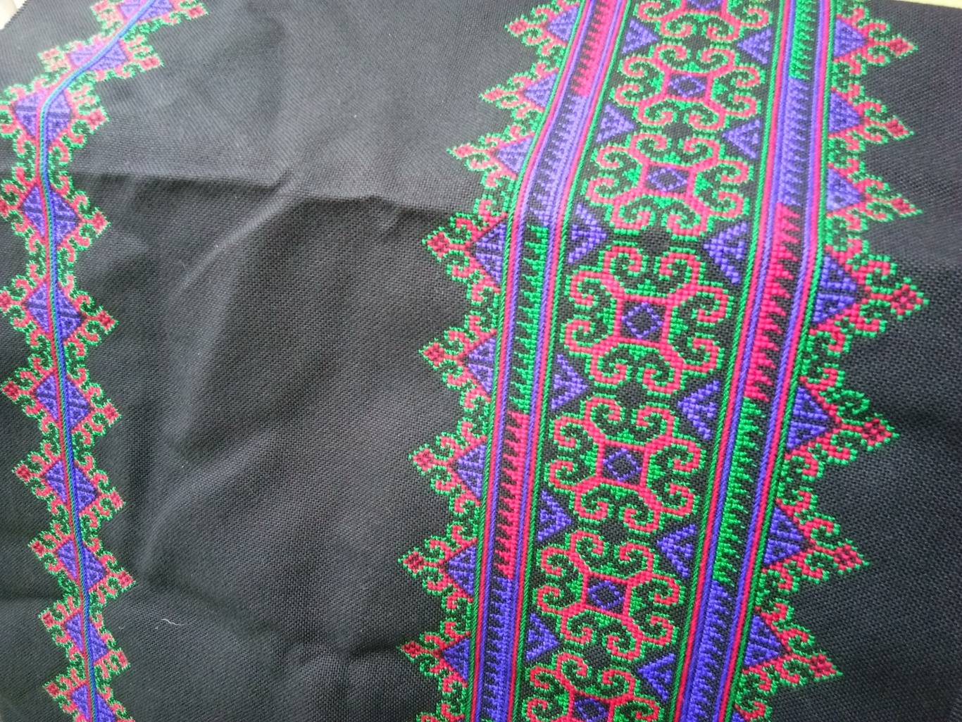 P339.ผ้าปักมือลายประยุกต์สีเขียวน้ำเงิน