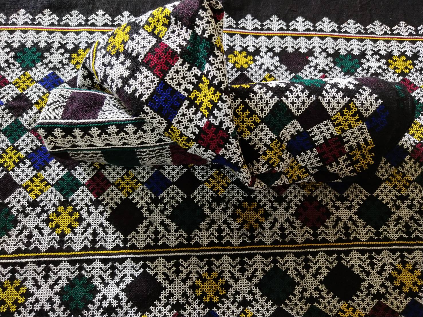 P397 ผ้าปักลายกางเกง ลายปักโบราณ โทนสีขาว เป็นงานปักเก่า