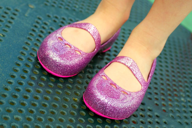 Crocs Carlisa Glitter Flat Girls - Dahlia / Surf ของแท้ Outlet ไทยและอเมริกา
