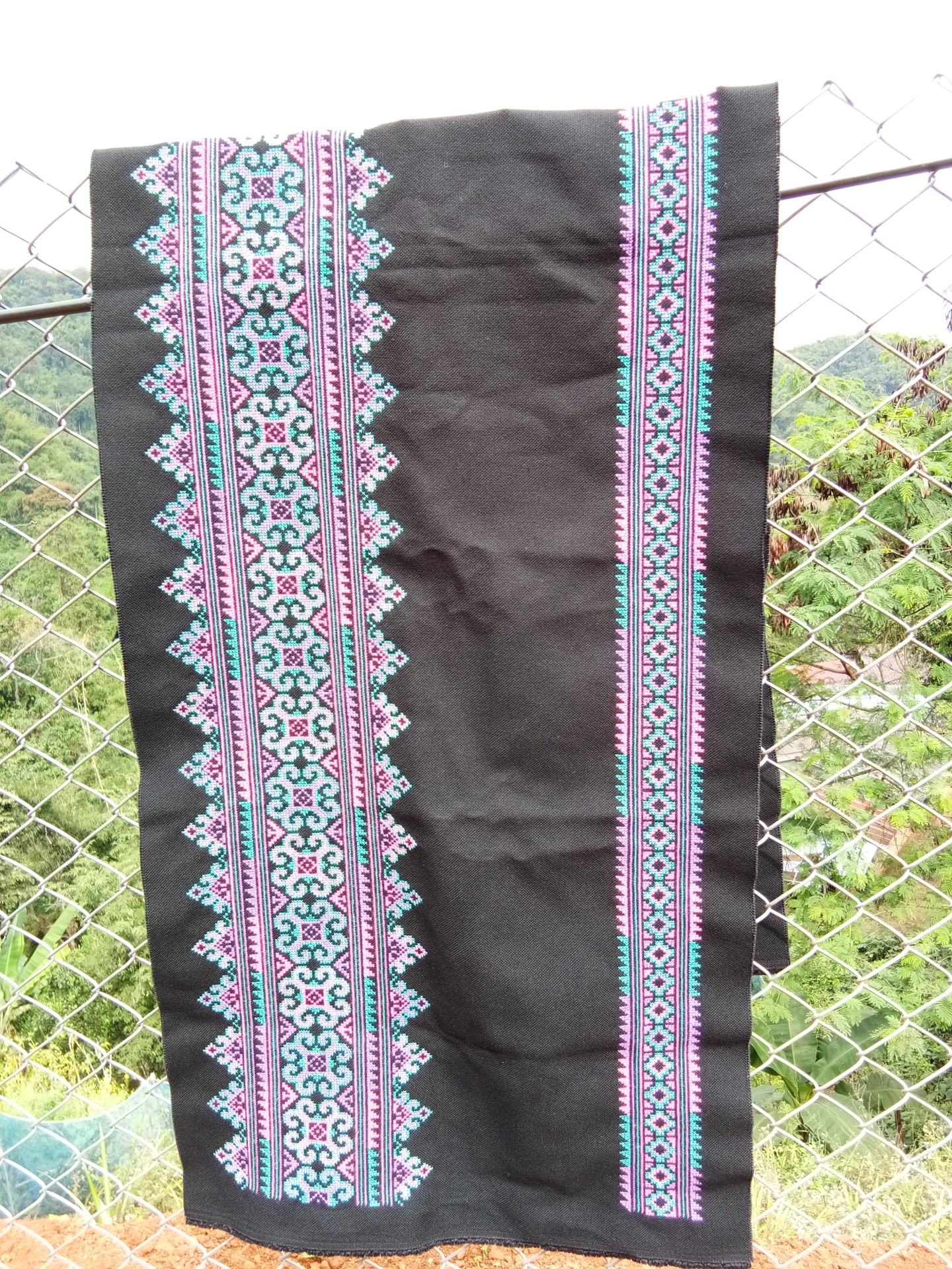 ผ้าปักมือผืนยาว โทนสีม่วงชมพู ลายเล็ก+ลายใหญ่