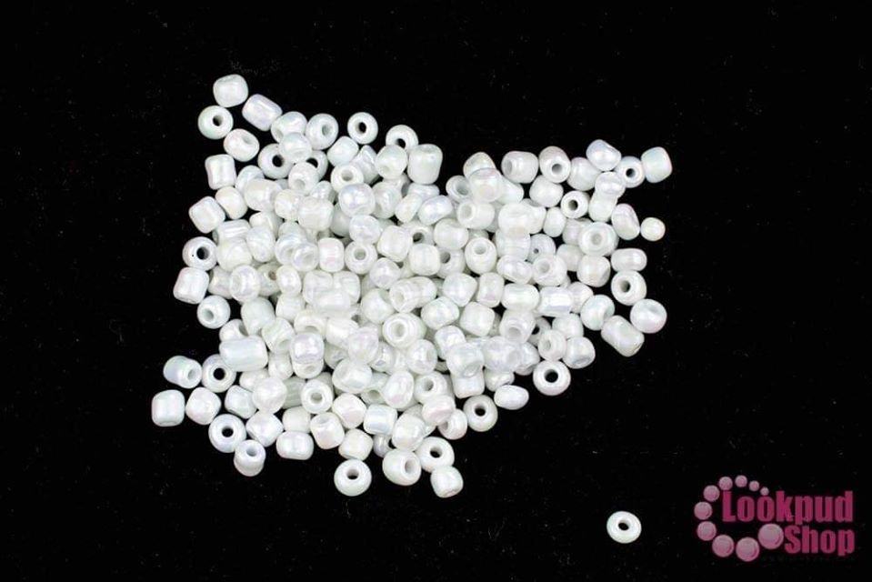 ลูกปัดจีน กลม สีขาวขุ่น เหลือบรุ้ง 4มิล #L (1ถุง/450กรัม)