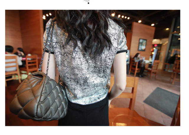 SALE//SALE (ส่งฟรี) เสื้อยืดคอกลม ลายกราฟฟิกทั้งตัว สีเทา เก๋ๆ กุ้นขอบคอและแขนสีดำ สไตล์เกาหลี