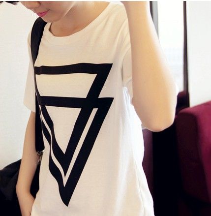 SALE//SALE (ส่งฟรี) 91PF เสื้อยืด สไตล์เกาหลี สีขาว คอกลม ด้านหน้าพิมพ์ลายกราฟฟิก สามเหลี่ยมสีดำ ซ้อนกันสองรูป