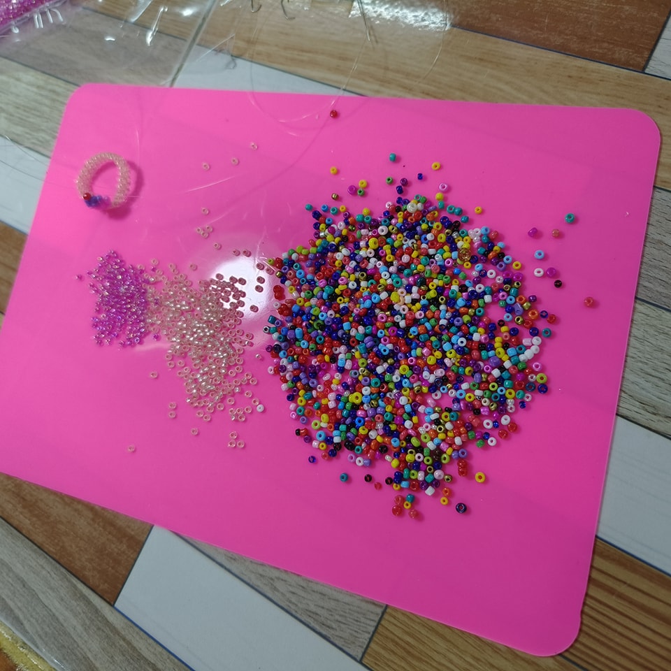 แผ่นร้อยลูกปัดซิลิโคน 75฿ (ยึดลูกปัดได้หนึบมาก เหมาะกับงานปักลูกปัด) ขนาด 21x14.7 ซม.