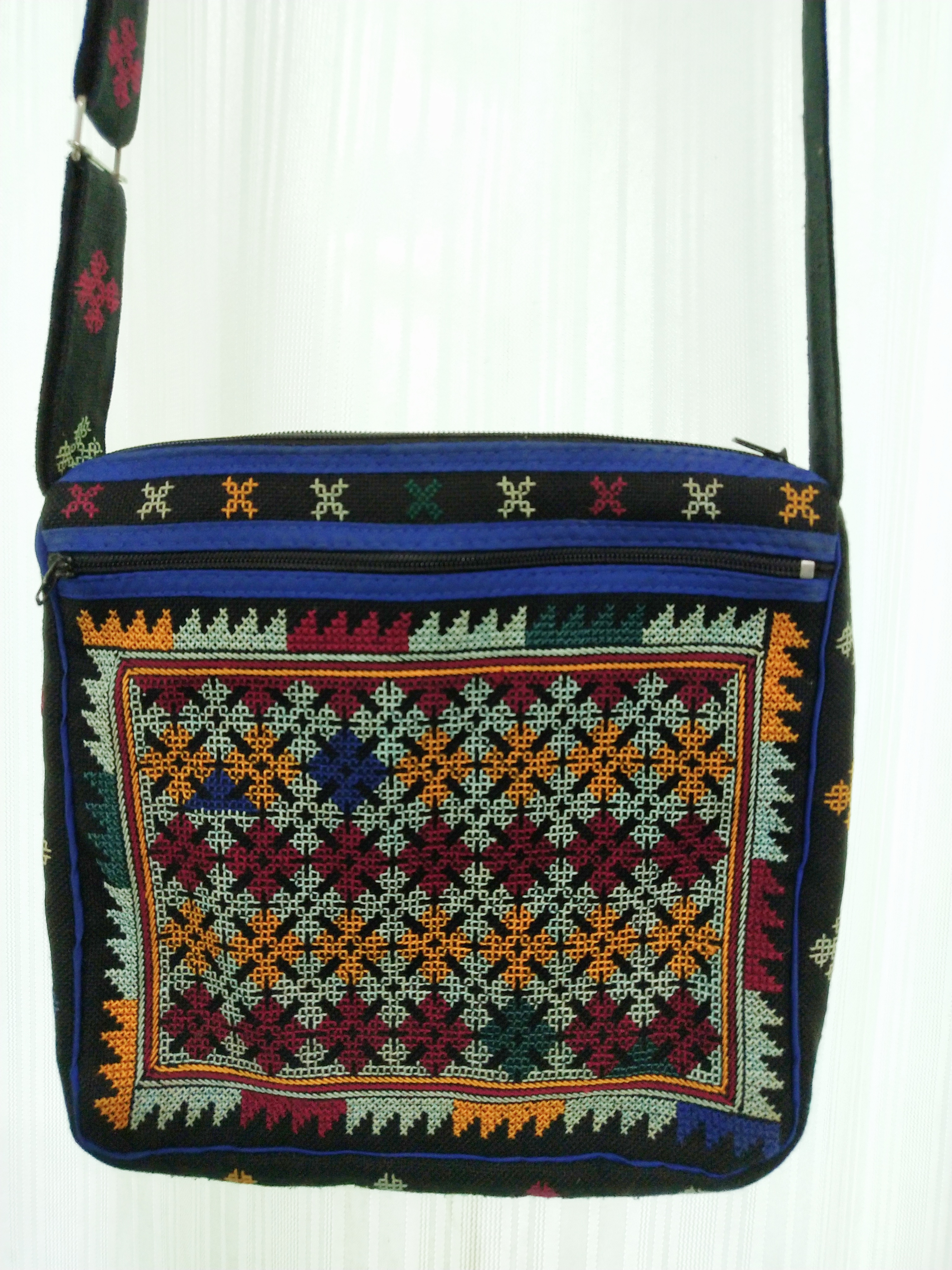 P427 กระเป๋าสะพายข้างลายปักมือ ปรับสายได้