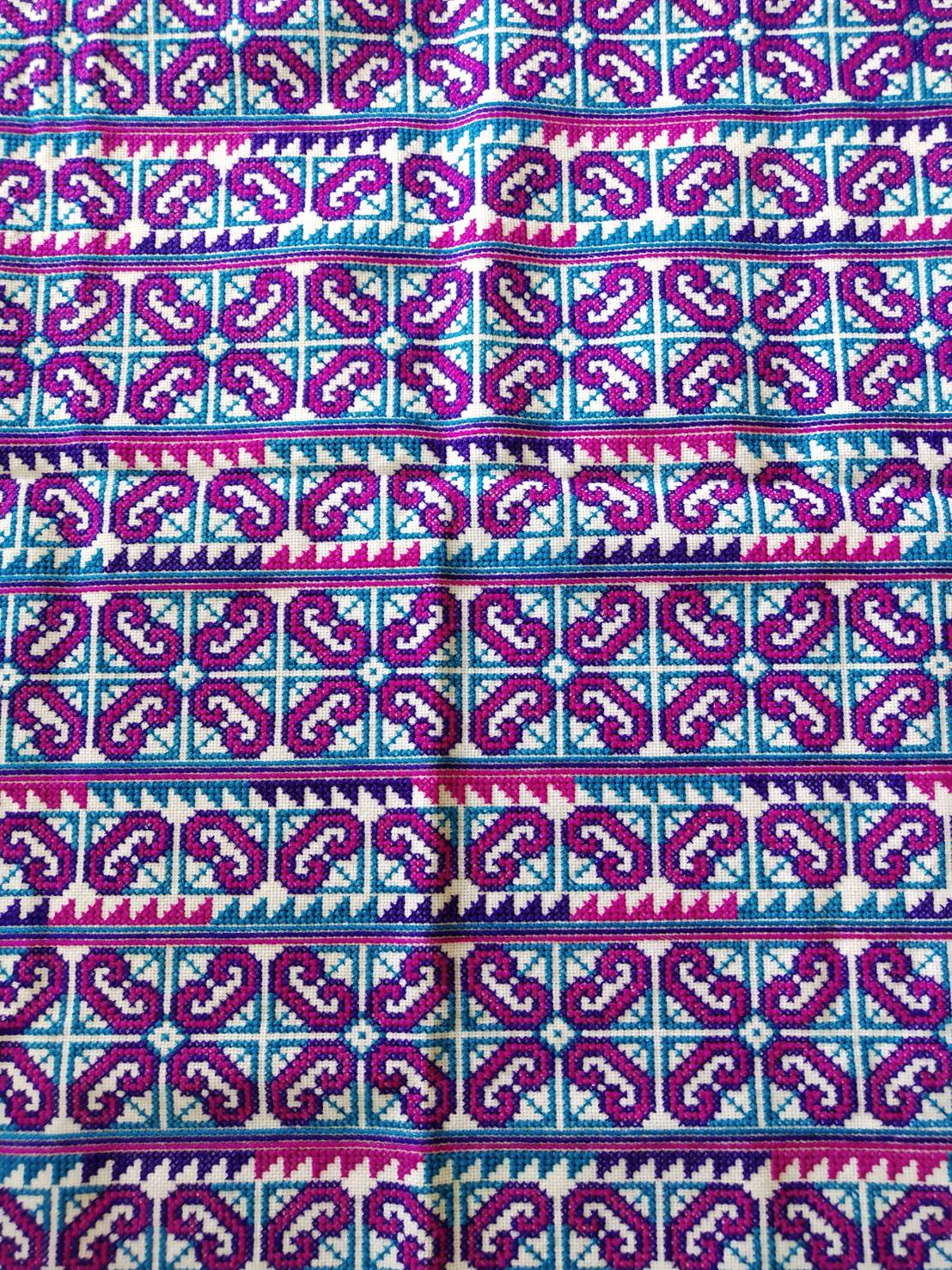 P399 ผ้าปักลายประยุกต์ โทนสีม่วง พื้นสีขาว