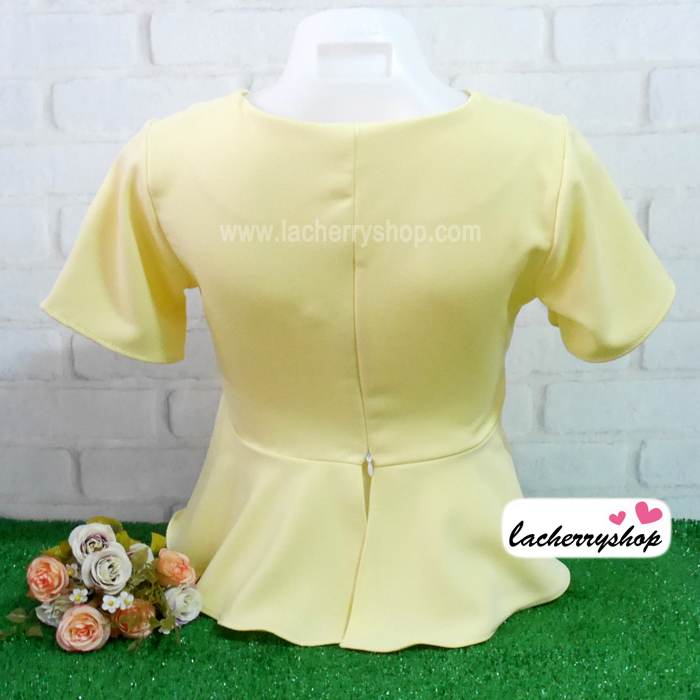 เสื้อผ้าแฟชั่นสวยๆ เสื้อทำงานสีเหลืองอ่อน ผ้าฮานาโกะ แต่งระบายเอว มีสายมัดโบว์ สวยหวานสไตล์เกาหลี ใส่ได้หลายสไตล์ เว้าคอ มีซิปหลัง ใส่ได้ทุกโอกาส