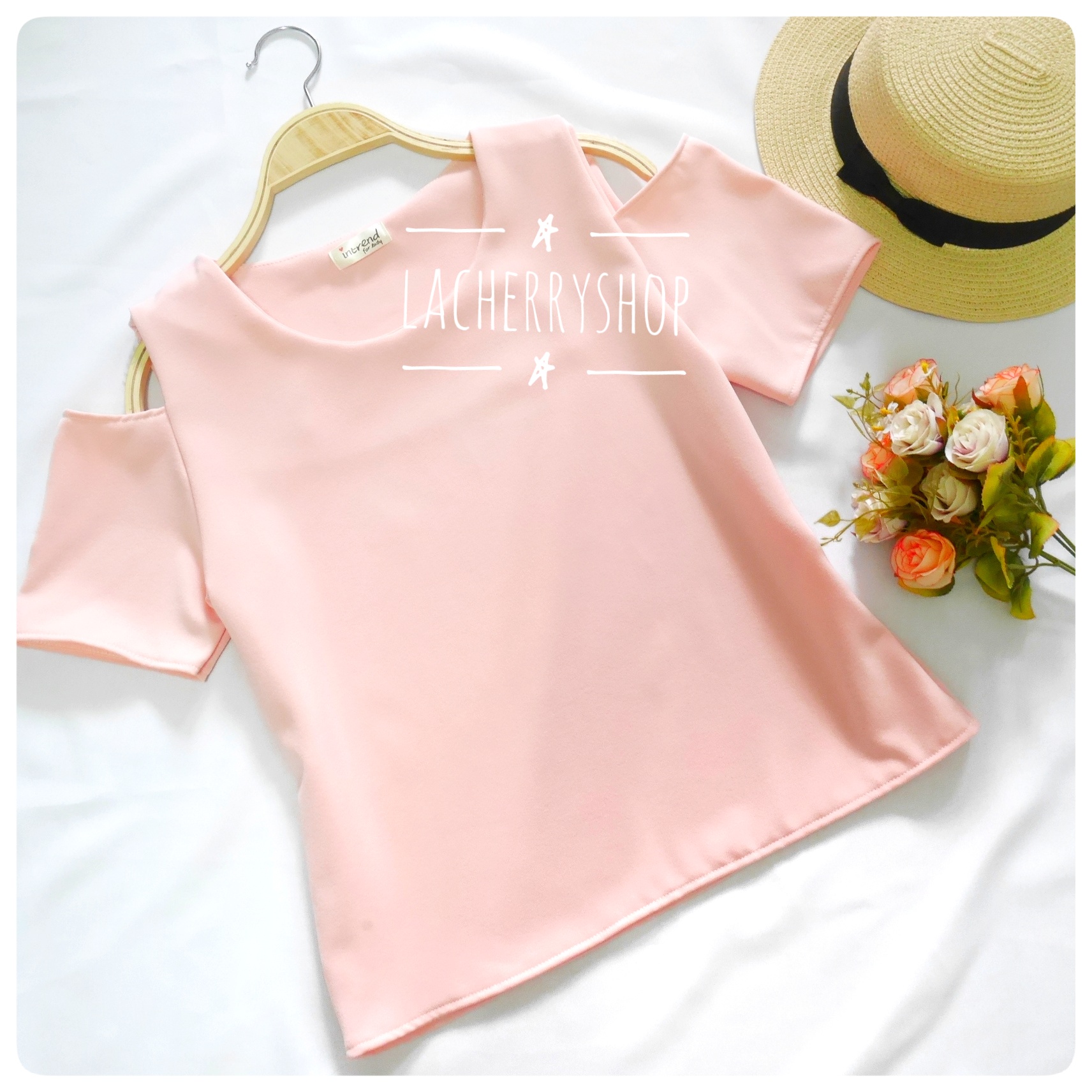 เสื้อแฟชั่นผ้าฮานาโกะ สีขาว รุ่นเว้าไหล่ แบบสวยชิคๆ เสื้อสีพื้น ใส่ง่าย ใส่สบาย เนื้อผ้าฮานาโกะคุณภาพดี