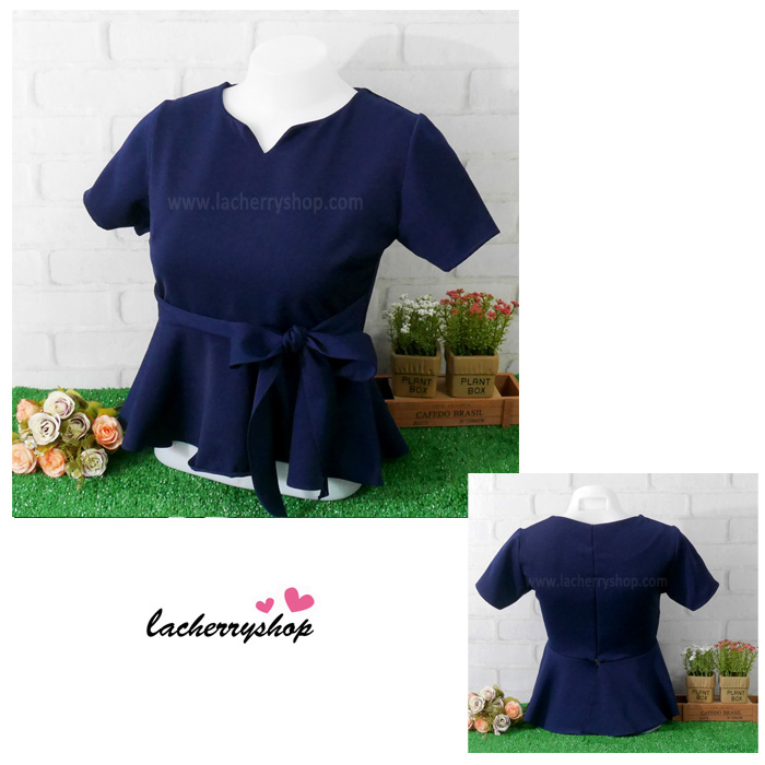 เสื้อผ้าแฟชั่นสวยๆ เสื้อทำงานสีกรมท่า ผ้าฮานาโกะ แต่งระบายเอว มีสายมัดโบว์ สวยหวานสไตล์เกาหลี ใส่ได้หลายสไตล์ เว้าคอ มีซิปหลัง ใส่ได้ทุกโอกาส