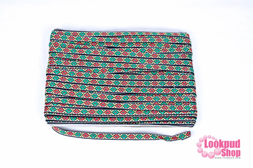 ผ้าแถบลายชนเผ่า สีเขียว-แดง กว้าง 1.4 ซม (1หลา/90ซ.ม)