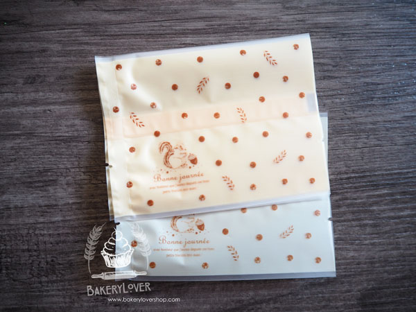 ถุงซีลบรรจุขนมสีเขียวลายกระรอก ขนาด 11.5*9 cm. บรรจุ 100 ใบ