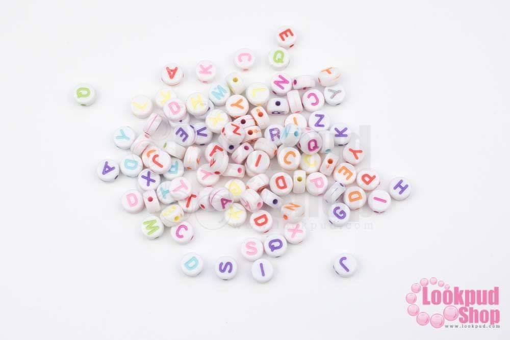 ลูกปัดพลาสติก กลมแบนตัวอักษร คละสี 7มิล (1ถุง/500กรัม)