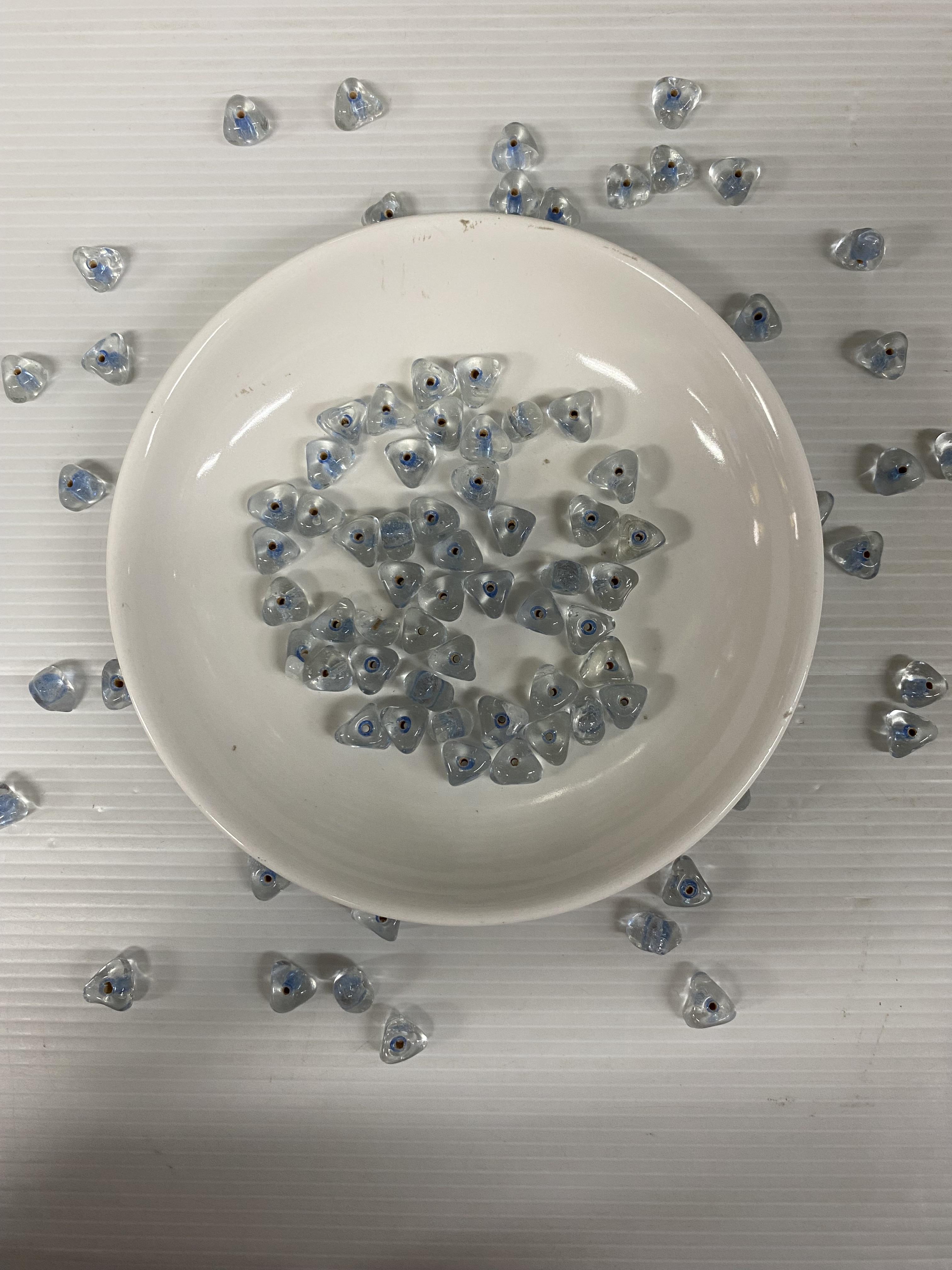 ลูกปัดแก้วอินเดียสอดไส้สีน้ำน้ำลูกปัดแก้วอินเดียสอดไส้สีฟ้าอ่อน สูงสามเหลี่ยม9มิล 100 กรัม 200 บาท