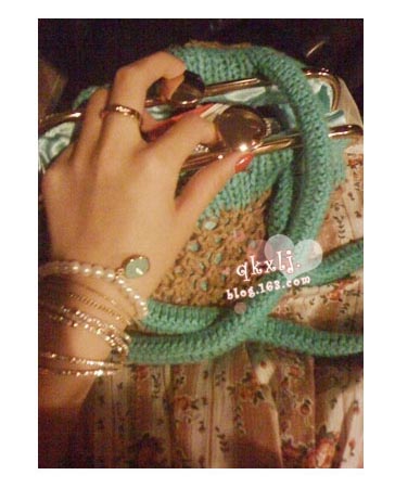 สร้อยข้อมือเกาหลี มุกสีขาวร้อยสายโซ่สีทองประดับด้วยจี้มรกต ใส่แล้วขับผิวมากค่ะ