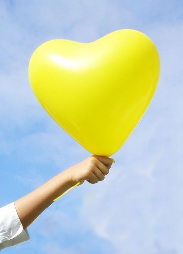 ลูกโป่งหัวใจ เนื้อสแตนดาร์ทสีเหลือง ไซส์ 12 นิ้ว แพ็คละ 10 ใบ (Heart Latex Balloon - Yellow Color 12")