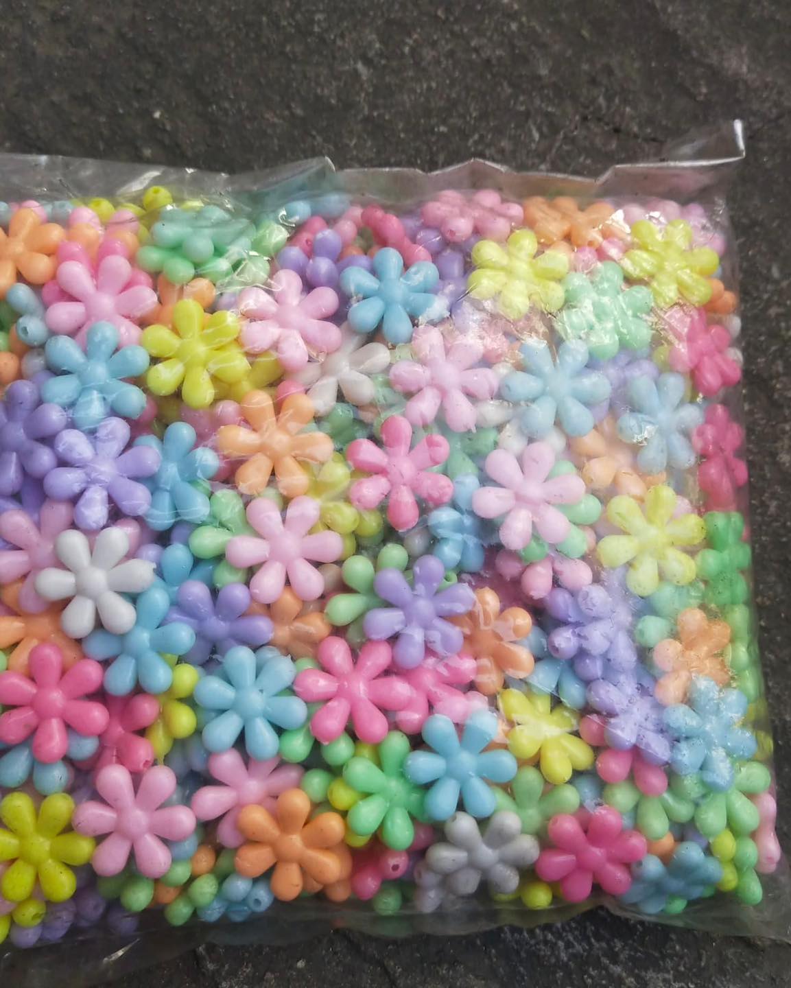 ลูกปัดแฟนซี รูปเดซี่ คละสี 1 กิโล 200 บาท