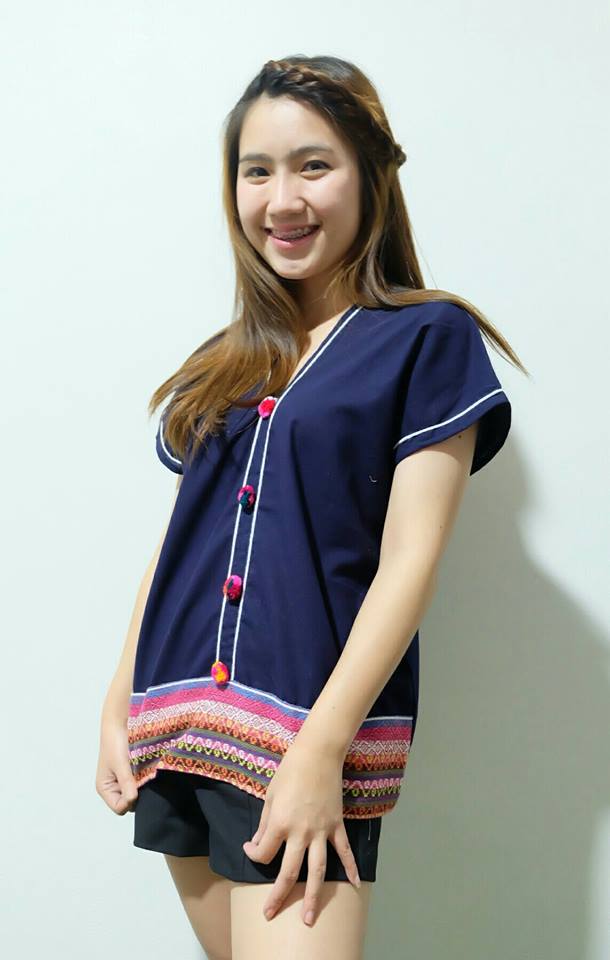 เสื้อนากา เสื้อผ้าพื้นเมือง เสื้อผ้าฝ้ายล้านนา คอวี แต่งลายเส้น ผ้าพื้นเมืองสวยๆ สีสันสดใส