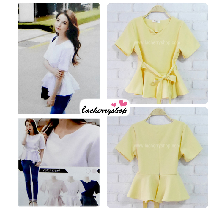 เสื้อผ้าแฟชั่นสวยๆ เสื้อทำงานสีเหลืองอ่อน ผ้าฮานาโกะ แต่งระบายเอว มีสายมัดโบว์ สวยหวานสไตล์เกาหลี ใส่ได้หลายสไตล์ เว้าคอ มีซิปหลัง ใส่ได้ทุกโอกาส