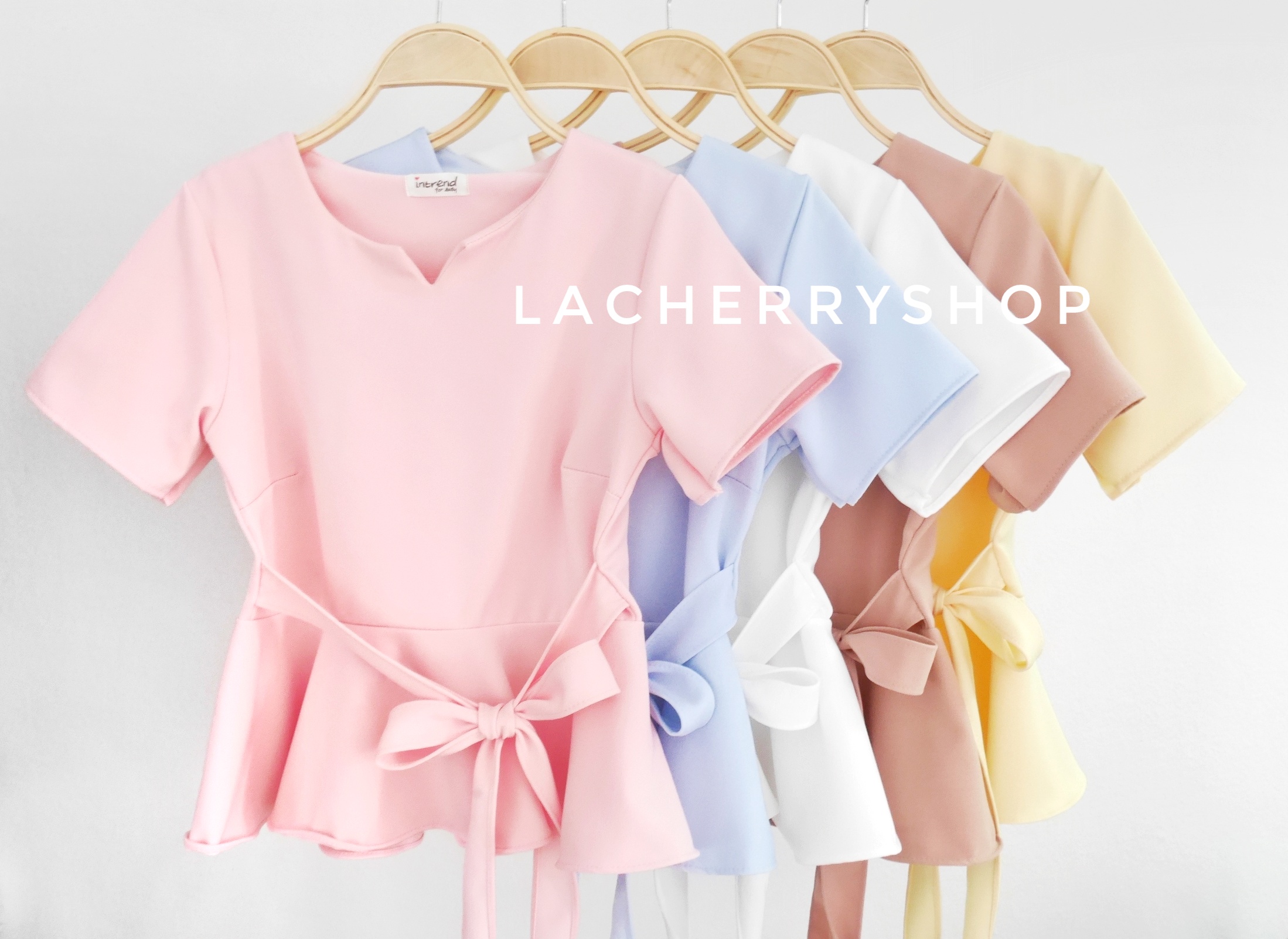 เสื้อผ้าแฟชั่นสวยๆ เสื้อทำงาน สีชมพู ผ้าฮานาโกะ แต่งระบายเอว มีสายมัดโบว์ สวยหวานสไตล์เกาหลี ใส่ได้หลายสไตล์ เว้าคอ มีซิปหลัง ใส่ได้ทุกโอกาส