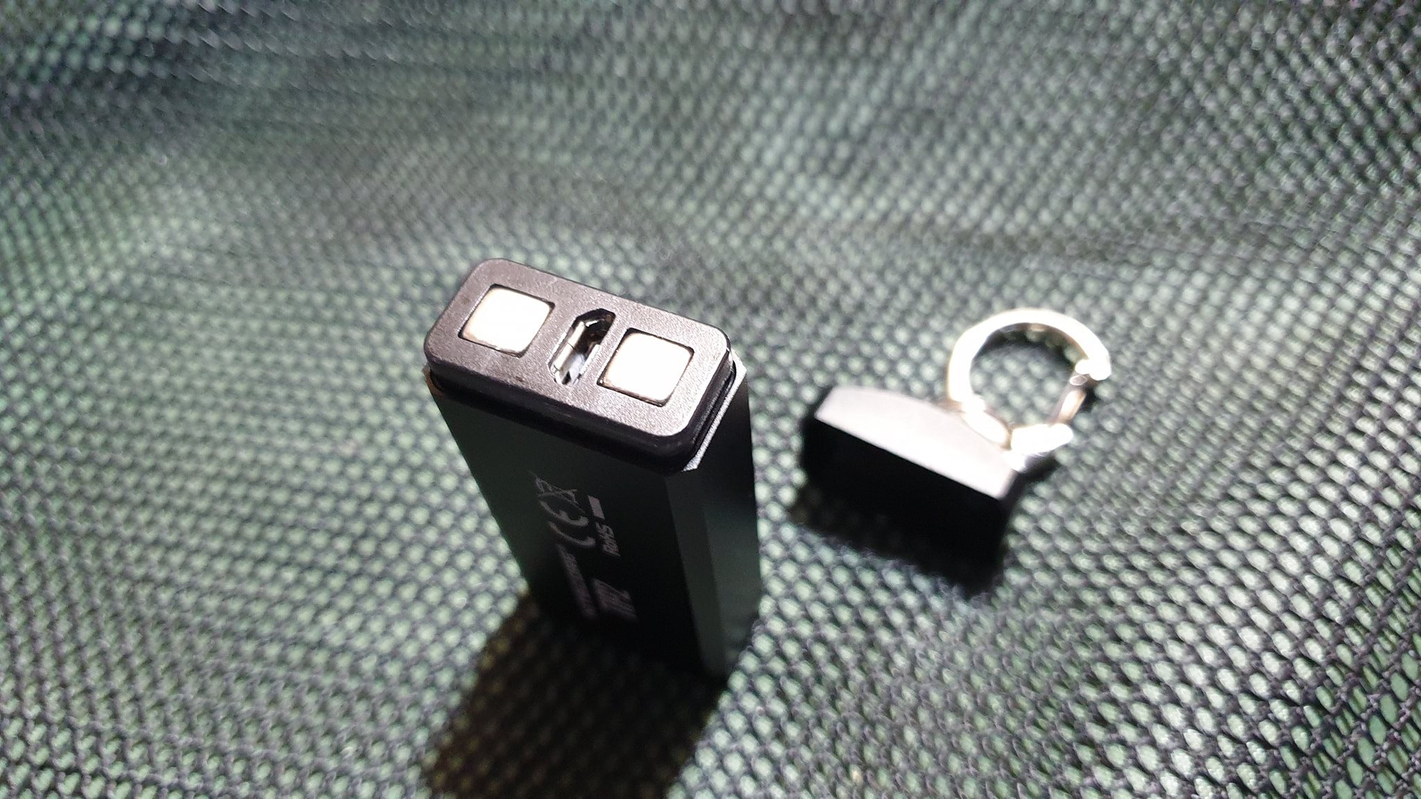 ช่องชาร์จขนาด Micro USB และแม่เหล็กสำหรับยึดติดวัสดุที่เป็นเหล็ก เพื่อการใช้งานอเนกประสงค์