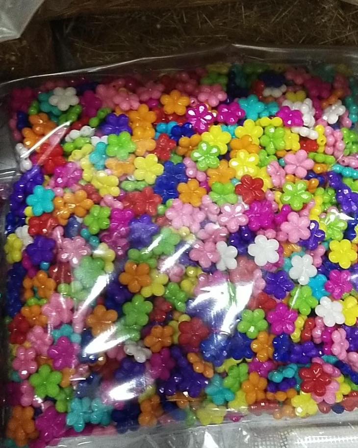 ลูกปัดแฟนซี รูปดอกไม้ แบบที่2 คละสี 1 กิโล 200 บาท