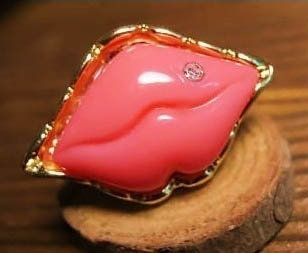 แหวนรูปปากสีชมพู Kiss Kiss.. ประดับเพชรตรงมุมปากสุดเก๋ ตัวแหวนสีทองปรับขนาดได้จ้า