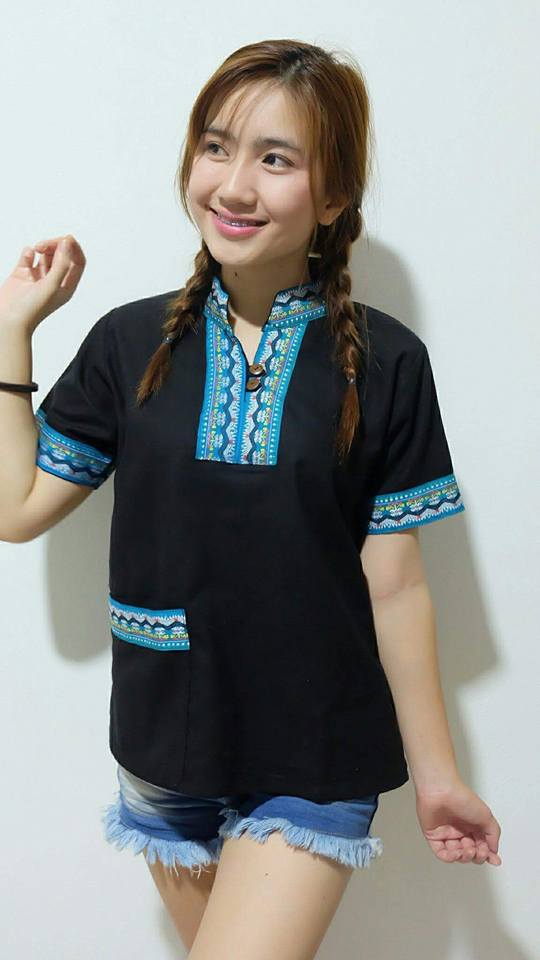เสื้อนากา เสื้อผ้าพื้นเมือง เสื้อผ้าฝ้ายล้านนา รุ่นคอจีน ปกฟ้า แต่งลายผ้าพื้นเมืองแบบสวยเรียบหรู มีกระเป๋าหน้า