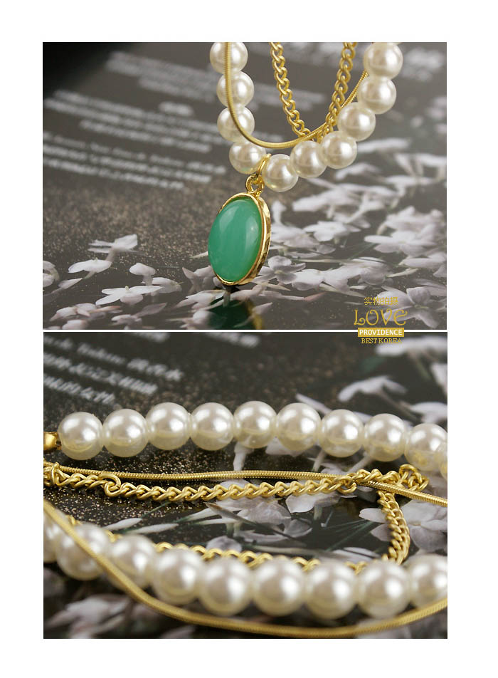 สร้อยข้อมือเกาหลี มุกสีขาวร้อยสายโซ่สีทองประดับด้วยจี้มรกต ใส่แล้วขับผิวมากค่ะ