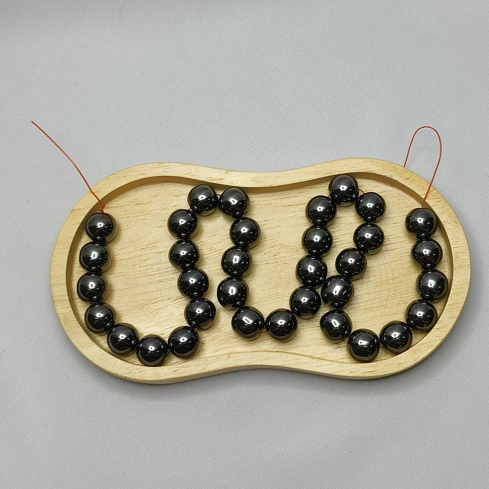 แร่หินเฮมาไทล์ หินพลังกำลัง - แข็งแกร่ง กล้าหาญ พละกำลัง ยาว 37 ซม. 10 มิล (42 เม็ด)