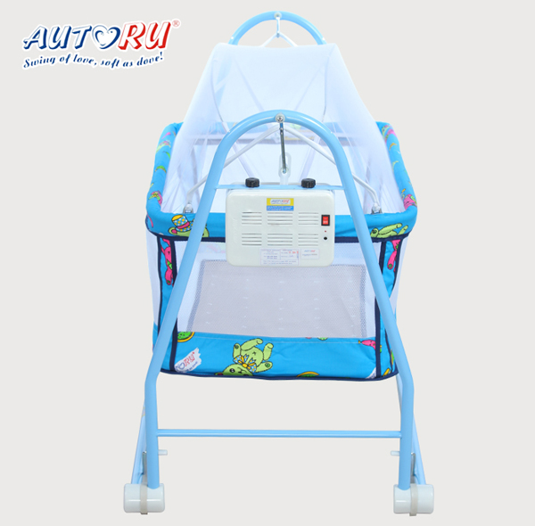 เปลไกวไฟฟ้า Autoru รุ่น Eco ตอบโจทย์สำหรับครอบครัวขนาดเล็ก ที่มีพื้นที่ใช้สอยภายในบ้านจำกัด เปลไกวไฟฟ้า Autoru รุ่น Eco เป็นเปลไกวไฟฟ้าชุดสุดคุ้มที่มากด้วยฟังก์ชั่นการใช้งาน ด้วยดีไซน์ที่กะทัดรัด เปลไกวไฟฟ้ามีน้ำหนักเพียง 7.5 กก. จึงช่วยให้เคลื่อนย้ายสะดวก ติดตั้งง่าย พร้อมออกแบบมาอย่างเหมาะสมกับสรีระลูกน้อยวัยทารก ด้วยฐานรองรับแผ่นหลังแบบเฟรมที่ช่วยป้องกันไม่ให้หลังของลูกน้อยโค้งงอในยามนอน เอกสิทธิ์พิเศษเฉพาะ เปลไกวไฟฟ้า Autoru เท่านั้น นอกจากนี้ เปลไกวไฟฟ้า Autoru ยังสามารถปรับระดับความเร็วในการไกวได้ถึง 6 ระดับ ตามน้ำหนักของน้อง และด้วยการเคลื่อนไหวที่นุ่มนวลสม่ำเสมอ โดยไร้เสียงดังรบกวน ลูกน้อยจึงหลับสนิทได้ตลอดวัน เปลไกวไฟฟ้า Autoru รุ่น Eco มี 2 สีให้เลือกสีฟ้าและสีชมพู พร้อมการรับประกัน 1 ปีเต็ม