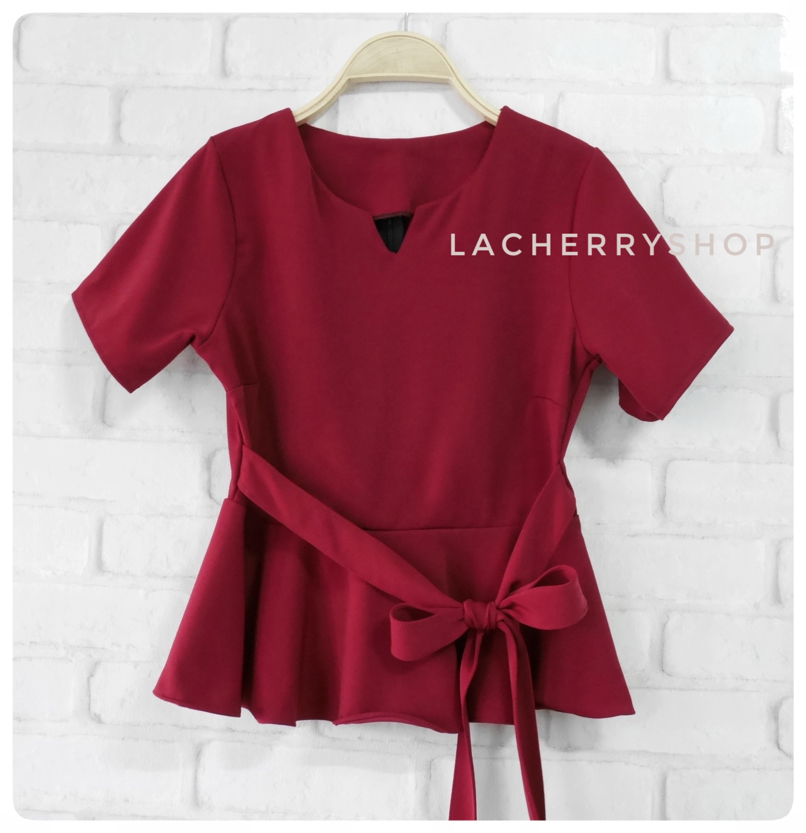 เสื้อผ้าแฟชั่นสวยๆ เสื้อทำงาน (สีแดงเข้ม) ผ้าฮานาโกะ แต่งระบายเอว มีสายมัดโบว์ สวยหวานสไตล์เกาหลี ใส่ได้หลายสไตล์ เว้าคอ มีซิปหลัง ใส่ได้ทุกโอกาส